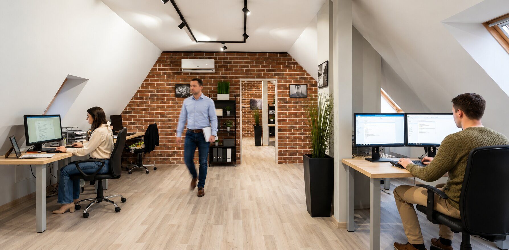Biuro mal.net.pl — open space na poddaszu w Olsztynie
